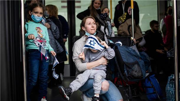 Eine jüdische Einwanderin auf dem internationalen Flughafen Ben Gurion in Tel Aviv. Die israelische Armee hat neue Schutzanweisungen für die Zivilbevölkerung veröffentlicht. (Symbolbild)
