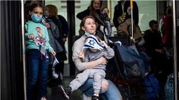 Eine jüdische Einwanderin auf dem internationalen Flughafen Ben Gurion in Tel Aviv. Die israelische Armee hat neue Schutzanweisungen für die Zivilbevölkerung veröffentlicht. (Symbolbild)