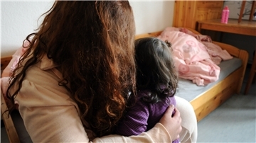 Eine junge Frau umarmt ihre Tochter in einem Frauenhaus. Die Einrichtung im Landkreis Rotenburg musste im vergangenen Jahr deutlicher häufiger helfen als in früheren Jahren.