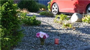 Eine Kerze und ein Blumenstrauß