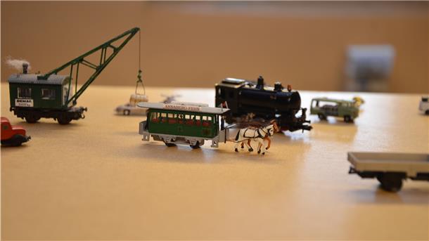 Mit Lupe und ruhiger Hand entstehen winzige Modelle Eine kleine Auswahl der Miniatur-Fahrzeuge, die Eckard Roling gebaut hat. Vorne ist der Pferdebus zu sehen, der 1850 bis 1860 verkehrte.