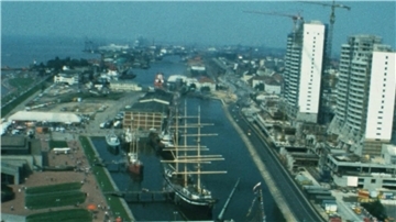 Kommunales Kino im November: Von Kung-Fu-Romanze bis Raumfahrerdrama Luftaufnahme des Alten Hafens in Bremerhaven mit dem Museumsschiff „Seute Deern“, umliegenden Gebäuden und im Bau befindlichen Columbus Center, aus den 1970er-Jahren.