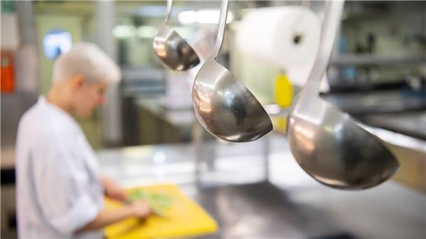 Eine Köchin arbeitet im Restaurant. Mit der Ausbildung zu diesem Beruf sind viele nicht so zufrieden.