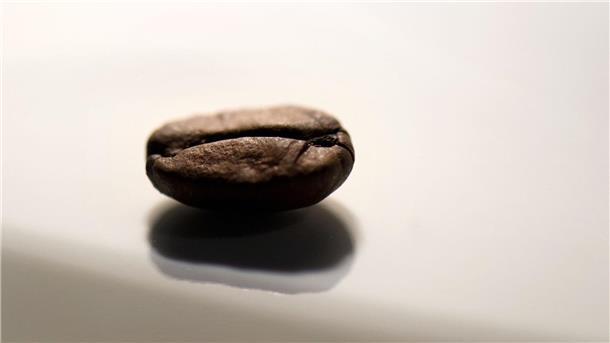 Bundesinstitut warnt vor Koffeinpulver Eine Koffeinvergiftung durch Kaffee ist kaum möglich, dazu müsste man mehr als zehn Liter trinken.