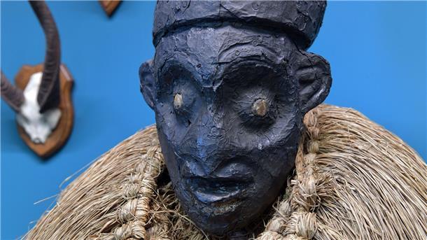 Vertreter aus Kamerun begutachtet geraubte Kulturgüter Eine Kopfaufsatzmaske aus Kamerun ist in einer Vitrine im Bremer Überseemuseum ausgestellt.