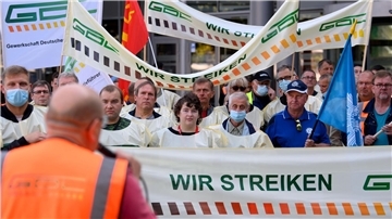 Eine Kundgebung der Gewerkschaft Deutscher Lokomotivführer (GDL) vor dem Hauptbahnhof in Magdeburg.