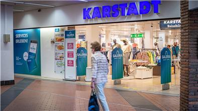 Eine Kundin läuft an Karstadt in Bremerhaven vorbei.