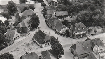 Eine Luftaufnahme vom Sittenser Marktplatz aus dem Jahr 1955.