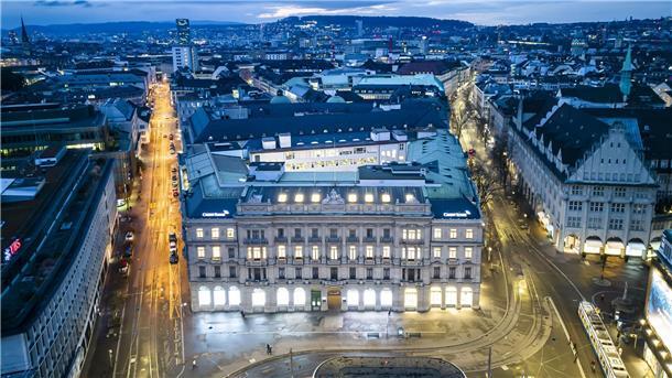 Eine Luftaufnahme zeigt den Hauptsitz der Schweizer Banken Credit Suisse (M) und UBS (l) am Paradeplatz in Zürich.