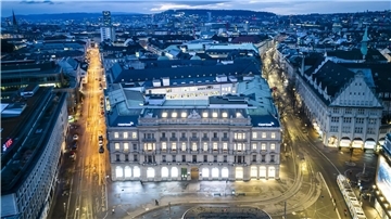 Eine Luftaufnahme zeigt den Hauptsitz der Schweizer Banken Credit Suisse (M) und UBS (l) am Paradeplatz in Zürich.