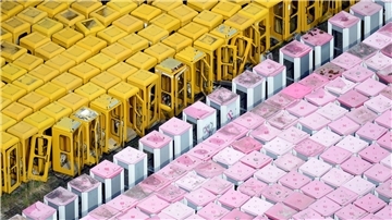 Eine Luftbildaufnahme zeigt alte Telefonzellen der Deutschen Telekom auf einem abgezäunten Gelände in Brandenburg.