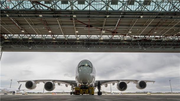 Riesen-Flugzeuge kommen zurück - Lufthansa reaktiviert A380 Eine Lufthansa-Maschine des Typs Airbus A380 rolltauf dem Flughafen in München.