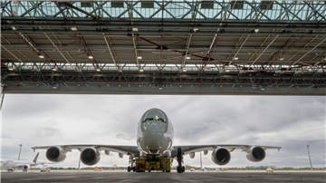 Eine Lufthansa-Maschine des Typs Airbus A380 rolltauf dem Flughafen in München.