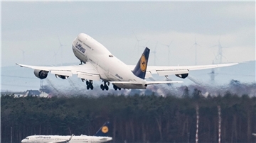 Eine Lufthansa-Maschine startet vom Flughafen Frankfurt: Fraport will mit einer Steigerung der Passagierzahlen am Jahresende zwischen 56,5 und 63,5 Millionen Fluggäste abgefertigt haben.
