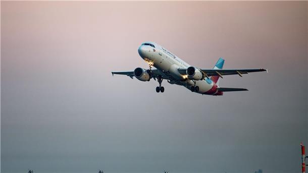 Eurowings-Chef: Konsumflaute kommt bei uns nicht an Eine Maschine der Fluggesellschaft Eurowings startet vom Flughafen Köln/Bonn.