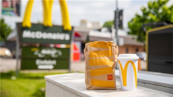 Tübingen darf Verpackungssteuer erheben Eine McDonald’s To-go-Tüte und ein dazugehöriger To-go-Becher stehen vor einer Tübinger McDonald’s Filiale.