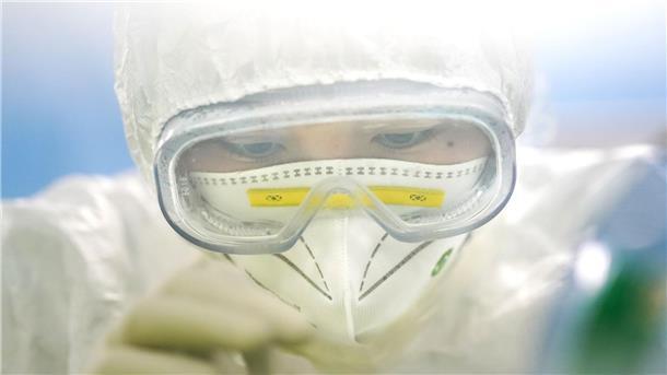 Eine medizinische Mitarbeiterin in einem Labor in Wuhan in der zentralchinesischen Provinz Hubei.