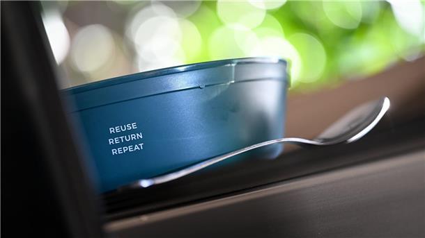 Pflicht zu Mehrwegangeboten: Greenpeace startet Meldeportal Eine Mehrwegschüssel der Marke Rebowl.