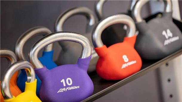 Kraft trainieren Eine Menge Jungen und Mädchen machen in ihrer Freizeit Fitnesstraining.