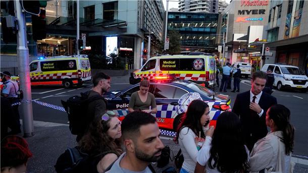 Sydney: Sechs Tote bei Angriff in Einkaufszentrum Eine Menschenmenge versammelt sich vor dem Westfield Shopping Centre. Medienberichten zufolge wurden in dem Einkaufszentrum in Sydney mehrere Menschen niedergestochen und eine Person von der Polizei erschossen.