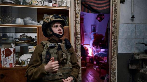 Krieg gegen die Ukraine: So ist die Lage Eine Militärsanitäterin macht in Bachmut eine kurze Pause.