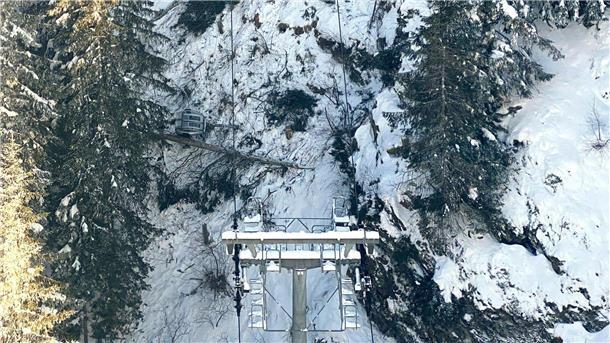 Eine mit vier Personen besetzte Gondel ist in Österreich im Skigebiet Hochötz abgestürzt.