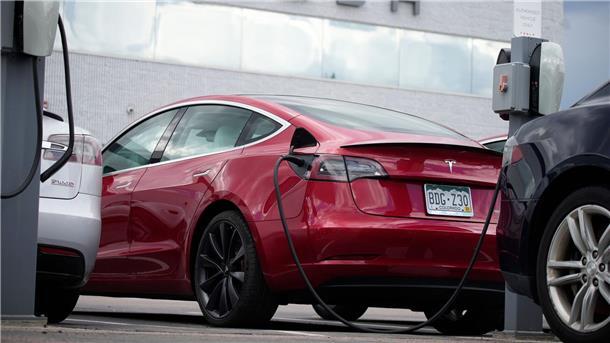 Eine Model-3-Limousine von Tesla.