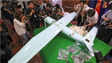Eine mutmaßliche nordkoreanische Drohne wird im Verteidigungsministerium in Seoul den Medienvertretern gezeigt.