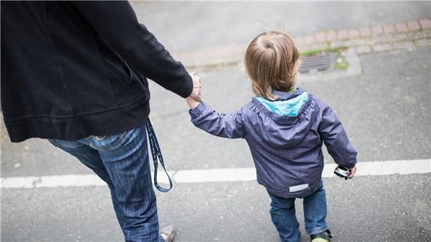 Anteil der Alleinerziehenden in Armut seit 2019 gestiegen Eine Mutter hält ihren Sohn an der Hand. Alleinerziehende und ihre Kinder sind einer Studie zufolge in deutlich überproportionalem Ausmaß von finanzieller Armut bedroht.