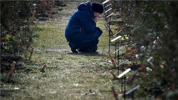 Nato-Schätzung zu russischen Verlusten im Ukraine-Krieg Eine Mutter trauert um ihren gefallenen Sohn auf der Allee der Helden in Sewastopol.