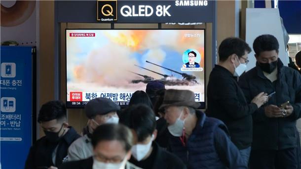 Nordkorea testet erneut Raketen, Südkorea antwortet prompt Eine Nachrichtensendung berichtet an einer Bahnhaltestelle im südkoreanischen Seoul über Militärübungen Nordkoreas.