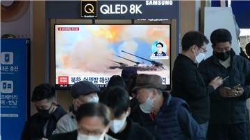 Eine Nachrichtensendung berichtet an einer Bahnhaltestelle im südkoreanischen Seoul über Militärübungen Nordkoreas.