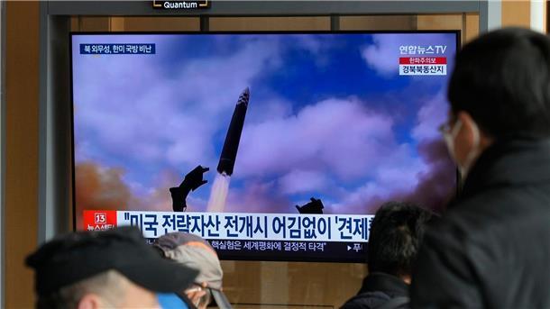 Eine Nachrichtensendung zeigt in Seoul ein Archivbild eines Raketenstarts in Nordkorea.