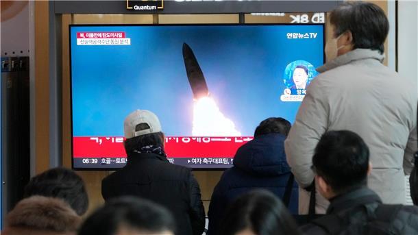 Nordkorea-Raketen: Japan will UN-Sicherheitsratssitzung Eine Nachrichtensendung, zu sehen auf einem Bildschirm im Bahnhof von Seoul, zeigt das Archivbild eines nordkoreanischen Raketenstarts.