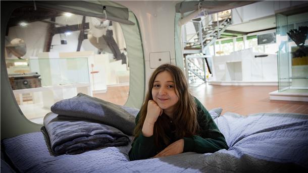 Eine Nacht im sleeperoo.: Kuschelig war es. Und still. Selten bin ich neben Modellen von Zeppelinen und echten Flugzeugen aufgewacht.