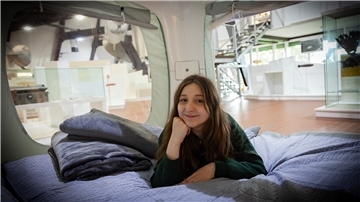 Eine Nacht im sleeperoo.: Kuschelig war es. Und still. Selten bin ich neben Modellen von Zeppelinen und echten Flugzeugen aufgewacht.