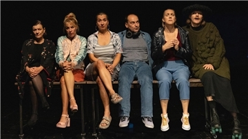 Eine nächtliche Schicksalsgemeinschaft, verbunden durchs Radio: Isabel Zeumer (Rita Behrenson), Angelika Hofstetter (Rosa), Petra-Janina Schultz (Bea), Markus Seuß (Martin Gerlach), Svea Meiken Auerbach (Frau Winter), Leon Häder (Dark Lady/Pilz).