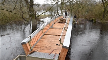 Eine neue Fußgängerbrücke führt in der Gemarkung Granstedt über die Oste, die derzeit über die Ufer getreten ist. Bis zur Freigabe dauert es noch einige Wochen.