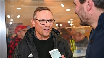 Eine NHL-Legende zu Gast in der Eisarena Bremerhaven: Steve Yzerman im Interview mit Sportchef Lars Brockbalz.