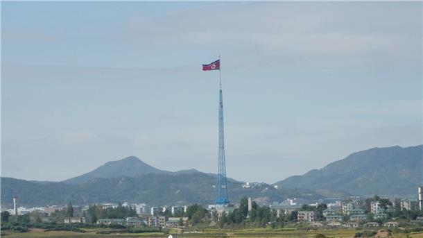 Eine nordkoreanische Flagge in der Nähe der Grenzdörfer von Panmunjom in Paju, Südkorea. Nordkorea hat zum ersten Mal seit fünf Jahren eine ballistische Mittelstreckenrakete Richtung Japan abgefeuert.