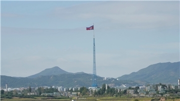 Eine nordkoreanische Flagge in der Nähe der Grenzdörfer von Panmunjom in Paju, Südkorea. Nordkorea hat zum ersten Mal seit fünf Jahren eine ballistische Mittelstreckenrakete Richtung Japan abgefeuert.