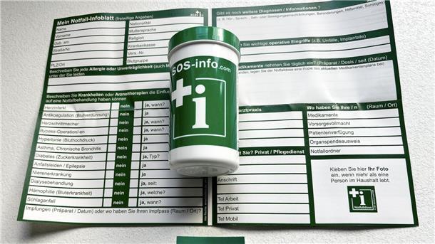 Die Notfalldose: Kleiner grüner Info-Behälter erleichtert Rettern das Leben Das Foto zeigt eine Notfalldose.