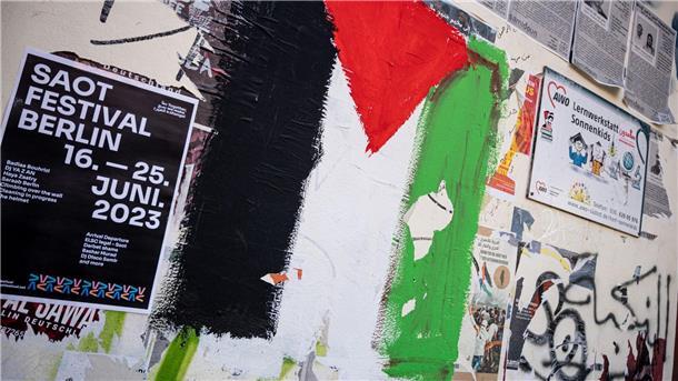 Eine palästinensische Flagge ist an eine Wand in Berlin-Neukölln gemalt.