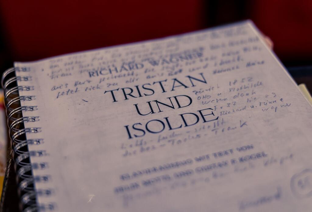 Wagner-Musik lässt Filme flirren Eine Partitur der Wagner-Oper „Tristan und Isolde“ - Aufnahme aus Cottbus im Jahr 2023. (Archivbild)