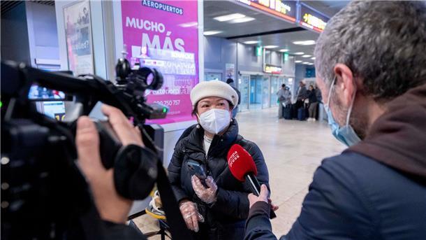Corona-Welle in China: EU empfiehlt Testpflicht für Reisende Eine Passagierin, die von Chongqing nach Madrid geflogen ist.