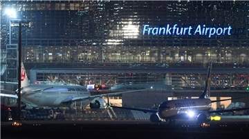 Eine Passagiermaschine der Ryanair (r) rollt nach Sonnenuntergang am Terminal 2 des Frankfurter Flughafens neben einem Flugzeug der Japan Airlines zur Startbahn. Der Flughafen sucht Personal.