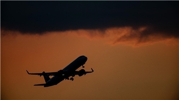 Eine Passagiermaschine startet im letzten Licht des Tages vom Flughafen Frankfurt.