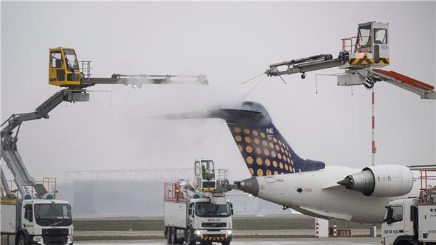 Neue Woche beginnt mit Frost Eine Passagiermaschine wird vor ihrem Start am Flughafen Frankfurt enteist.