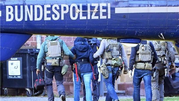Eine Person, bei der es sich um Daniela Klette handeln könnte, wird in Karlsruhe aus einem Hubschrauber geführt.