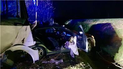 Sittensen: Zwei Verletzte bei schwerem Unfall auf der A1 Eine Person musste aus dem Fahrzeug gerettet werden.